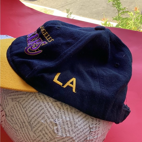 LAKERS L.A. - Picture 5 of 7